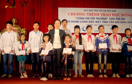 Phó Chủ tịch nước Nguyễn Thị Doan trao học bổng cho trẻ em có hoàn cảnh đặc biệt - ảnh 1